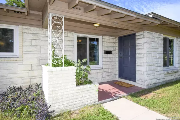 302 LEMUR DR, San Antonio, TX 78213-3424