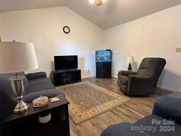 4886 SANDSTONE DR, Conover, NC 28613