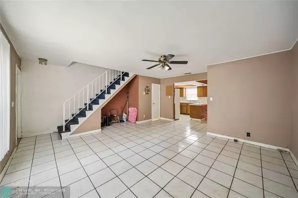 7926 Kimberly Blvd #202, North Lauderdale, FL 33068