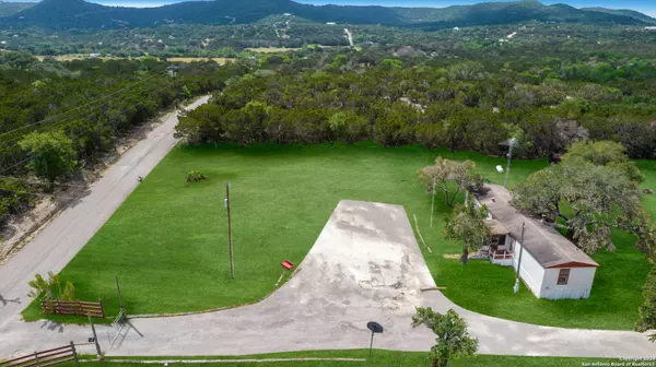 200 SPRING RD, Pipe Creek, TX 78063-5177