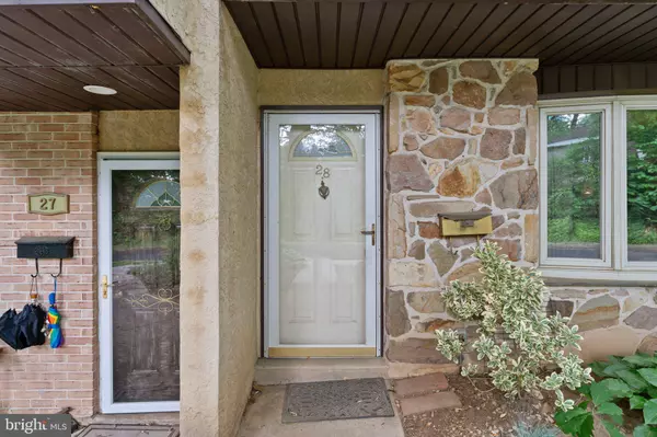 28 KNOCK N KNOLL CIR, Willow Grove, PA 19090