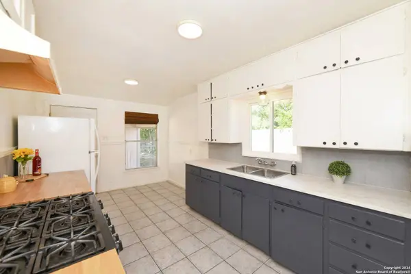 302 LEMUR DR, San Antonio, TX 78213-3424