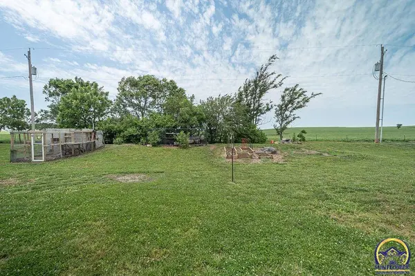 707 Pierce St, Maple Hill, KS 66507