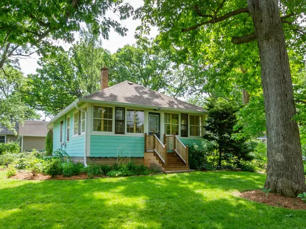 35W370 Oak LN, St. Charles, IL 60174