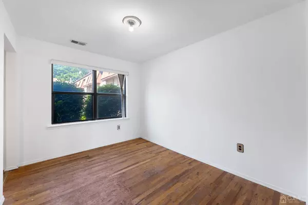 1003 N Oaks BLVD N, North Brunswick, NJ 08902