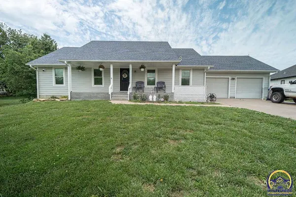 707 Pierce St, Maple Hill, KS 66507