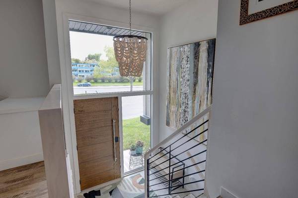 1351 University DR NW, Calgary, AB T2N3Y8