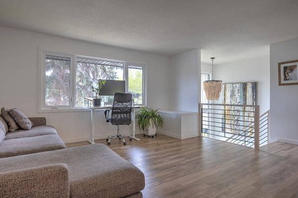 1351 University DR NW, Calgary, AB T2N3Y8