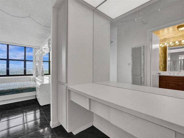 2500 Parkview Dr #2307, Hallandale Beach, FL 33009