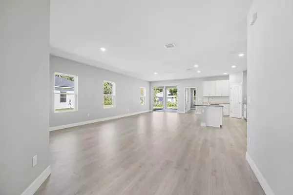 1017 Benedictine ST NW, Palm Bay, FL 32907