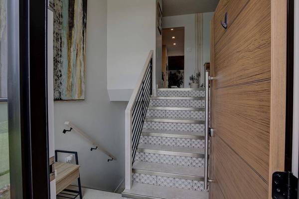 1351 University DR NW, Calgary, AB T2N3Y8