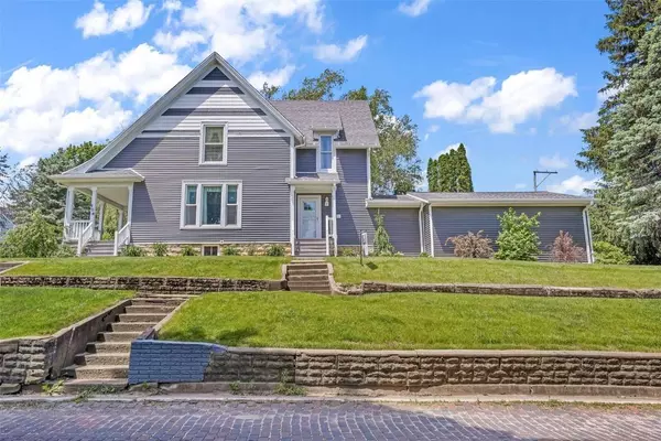 128 S Walnut Street, Monticello, IA 52310