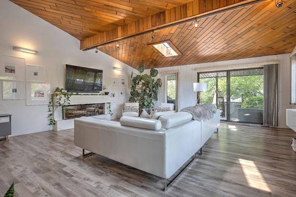 1351 University DR NW, Calgary, AB T2N3Y8