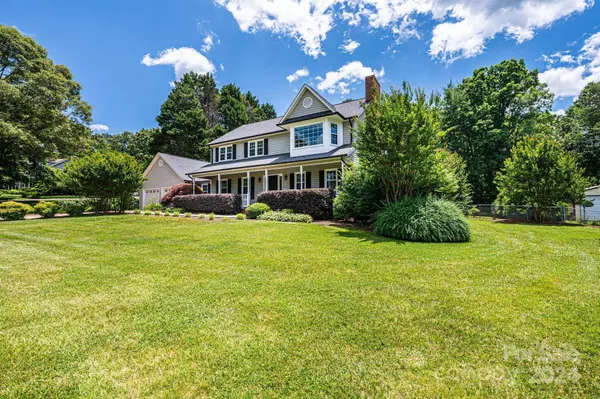 4044 Pinecrest DR, Hickory, NC 28601