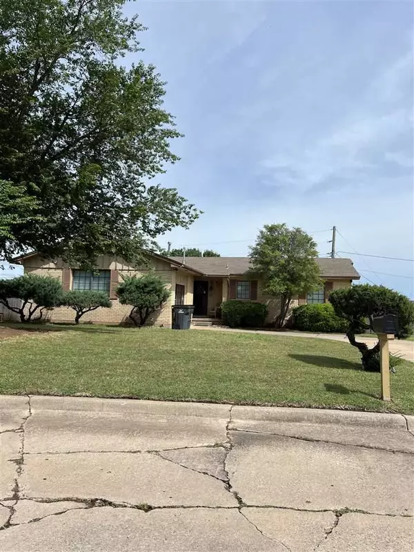 1605 NW 45th St, Lawton, OK 73505