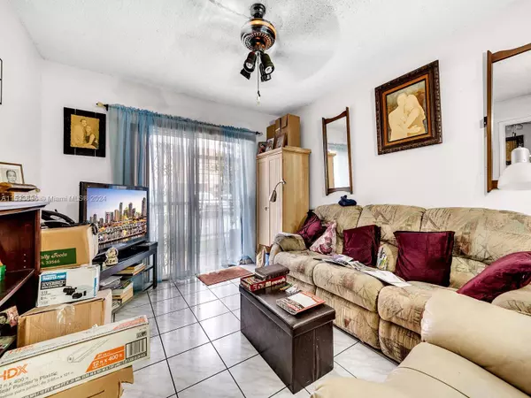 8095 NW 8th St #103, Miami, FL 33126