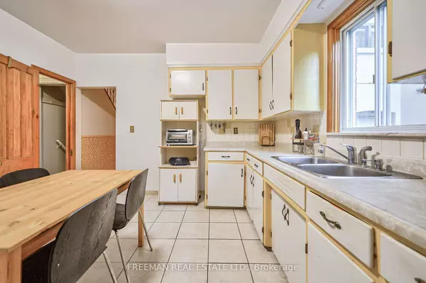 109 Barton Ave, Toronto, ON M6G 1P8