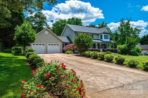 4044 Pinecrest DR, Hickory, NC 28601