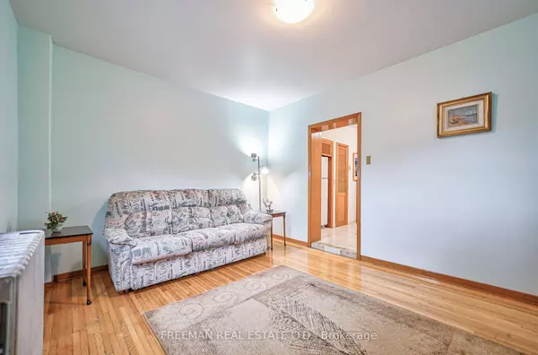 109 Barton Ave, Toronto, ON M6G 1P8