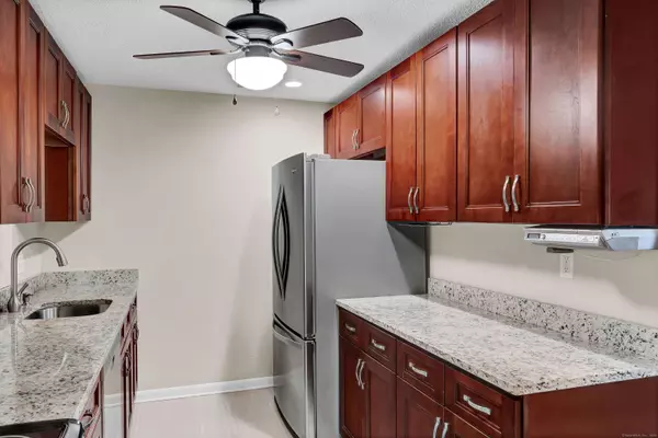 140 Kane Street #APT C9, West Hartford, CT 06119