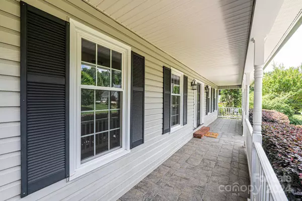 4044 Pinecrest DR, Hickory, NC 28601