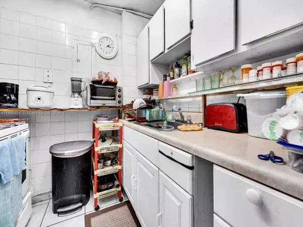 8095 NW 8th St #103, Miami, FL 33126