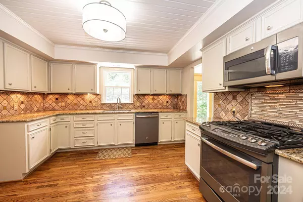 4044 Pinecrest DR, Hickory, NC 28601