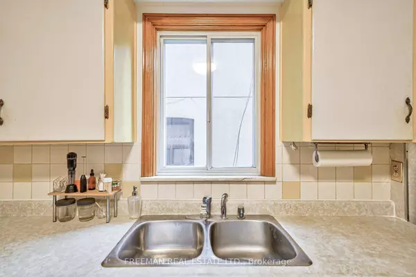 109 Barton Ave, Toronto, ON M6G 1P8