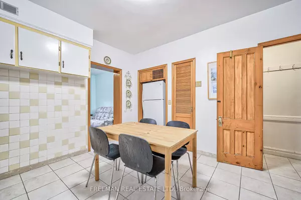 109 Barton Ave, Toronto, ON M6G 1P8