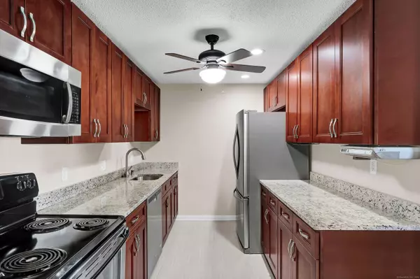 140 Kane Street #APT C9, West Hartford, CT 06119