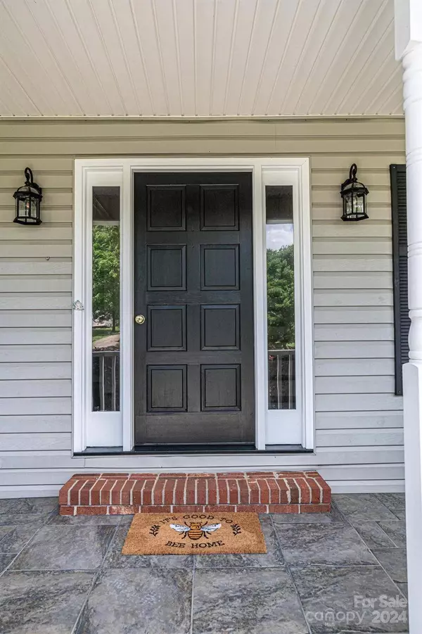 4044 Pinecrest DR, Hickory, NC 28601