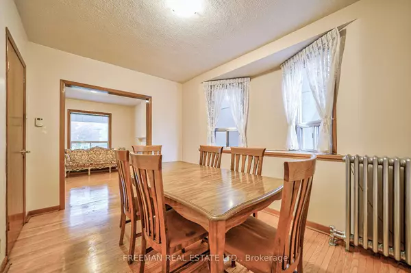 109 Barton Ave, Toronto, ON M6G 1P8