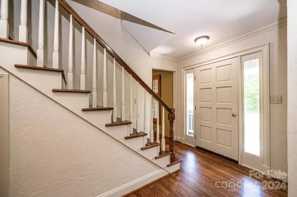 4044 Pinecrest DR, Hickory, NC 28601