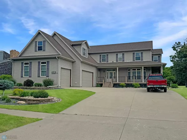 128 N Woodcrest DR N, Fargo, ND 58102