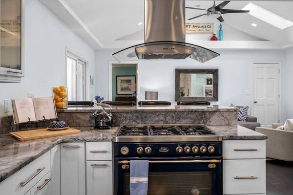 8 Highwood Rd, Manchester, MA 01944