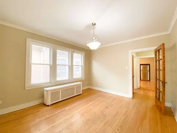 5315 W Oakdale Avenue, Chicago, IL 60641