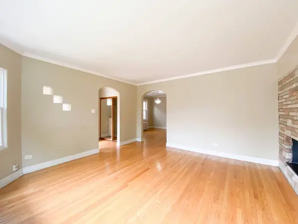 5315 W Oakdale Avenue, Chicago, IL 60641