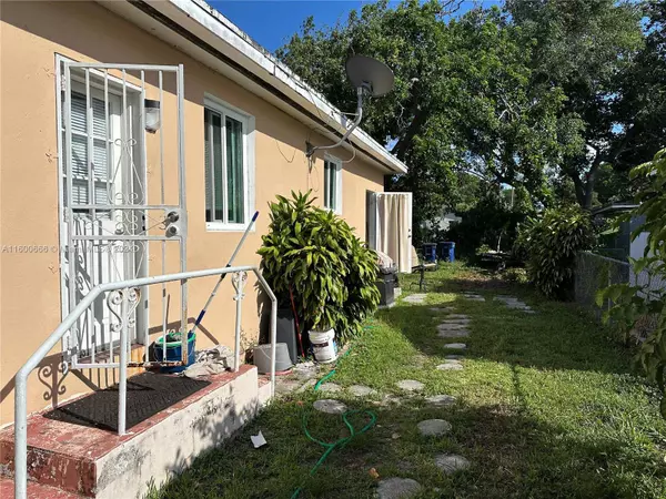 250 NW 98th St, Miami, FL 33150