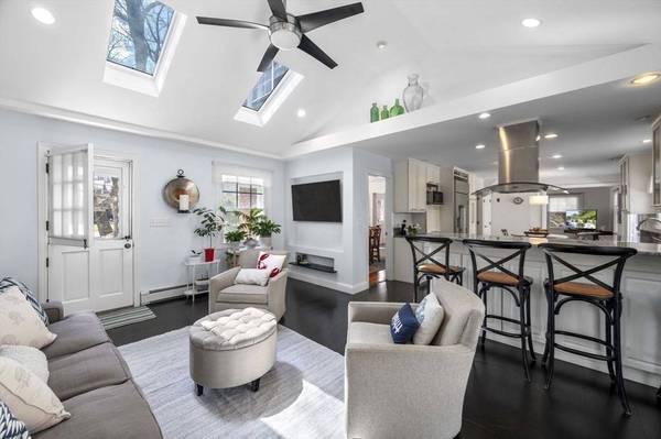 8 Highwood Rd, Manchester, MA 01944