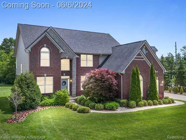 1002 Carriage Trace Boulevard, South Lyon, MI 48178