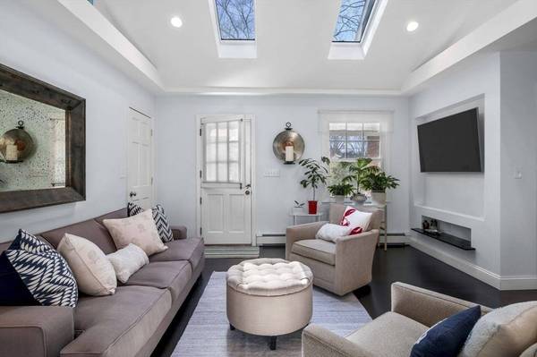 8 Highwood Rd, Manchester, MA 01944