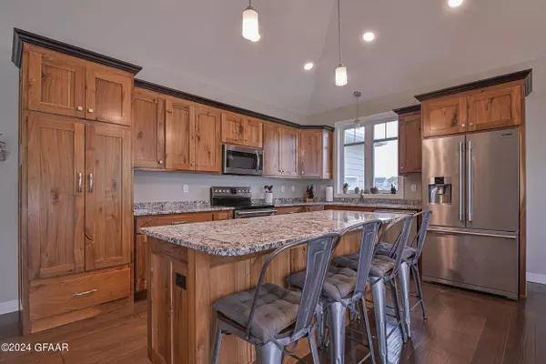 5491 COURTYARD Drive, Grand Forks, ND 58201