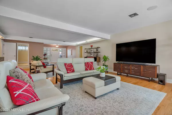 902 ALHAMBRA DR S, Jacksonville, FL 32207