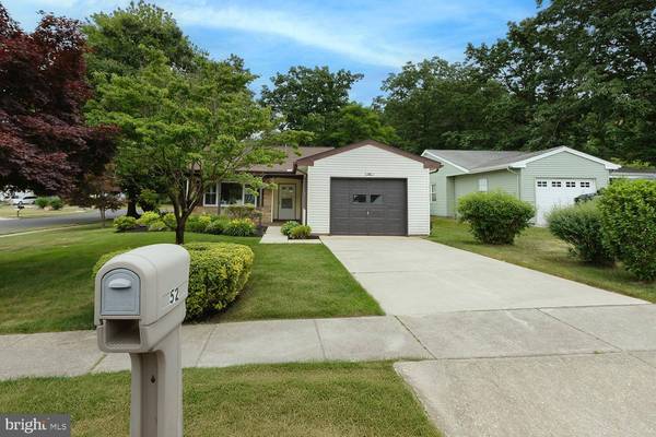 52 HUNTINGTON DR, Southampton, NJ 08088