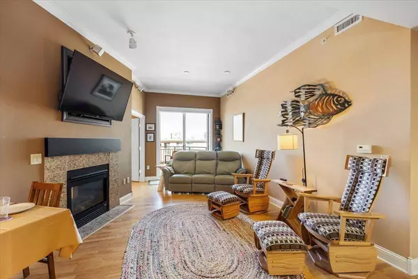 360 W Washington Avenue #1214, Madison, WI 53703