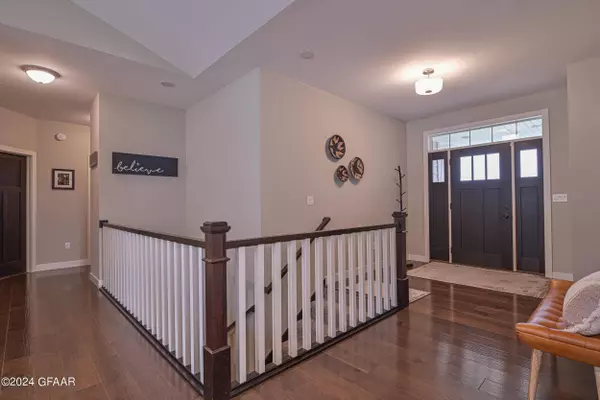 5491 COURTYARD Drive, Grand Forks, ND 58201