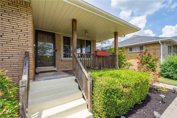 1718 Worcester Dr, Pittsburgh, PA 15243