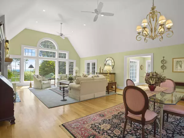 35 River Road Drive, Essex, CT 06426