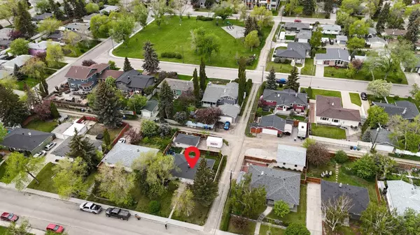 35 Heston ST NW, Calgary, AB T2K 2C3