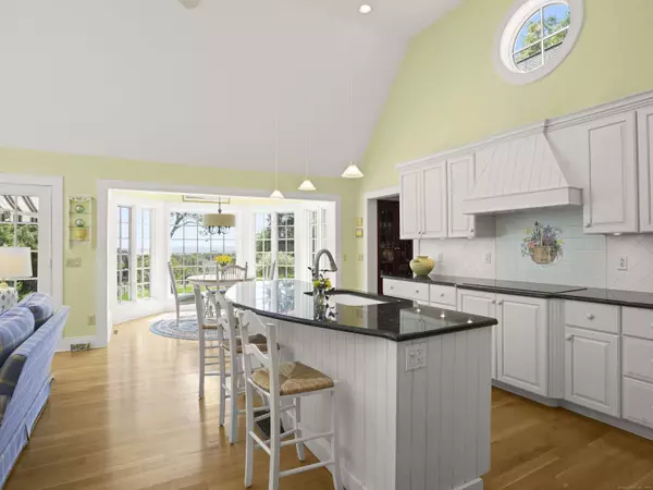 35 River Road Drive, Essex, CT 06426